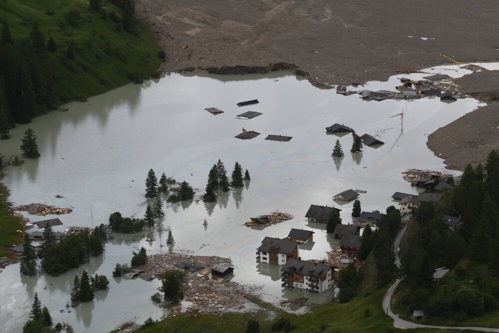 Am 28. Mai stürzten neun Millionen Kubikmeter Geröll und Eis in das Lötschental im Wallis und verschütteten in Blatten 130 Häuser. Das Wasser der Lonza wurde an den Schuttmassen gestaut, sodass sich ein See bildete, in dem die meisten noch verbliebenen Häuser von Blatten versanken. (Foto: Andreas Walker)